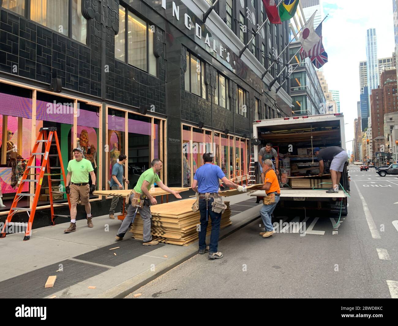 New York, New York, USA. 31st May, 2020. (NEW) Stores are covering up with woods against protests . May 31, 2020, New York, USA: As the protests in favor of George Floyd continue in new York with their riots, destructions and looting some stores are now covering up with woods to prevent protesters from entering.Credit: Niyi Fote /Thenews2 Credit: Niyi Fote/TheNEWS2/ZUMA Wire/Alamy Live News Stock Photo