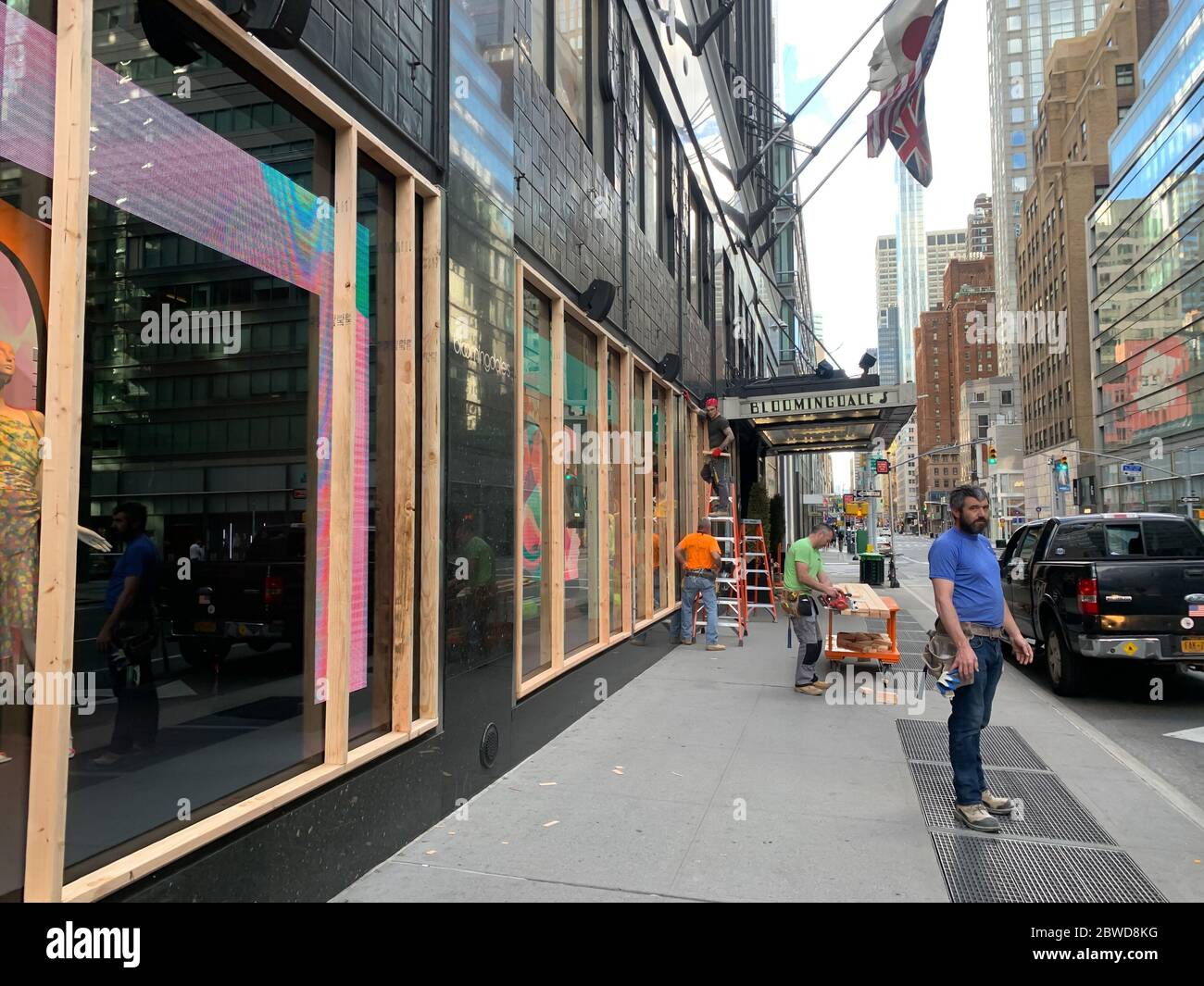 New York, New York, USA. 31st May, 2020. (NEW) Stores are covering up with woods against protests . May 31, 2020, New York, USA: As the protests in favor of George Floyd continue in new York with their riots, destructions and looting some stores are now covering up with woods to prevent protesters from entering.Credit: Niyi Fote /Thenews2 Credit: Niyi Fote/TheNEWS2/ZUMA Wire/Alamy Live News Stock Photo