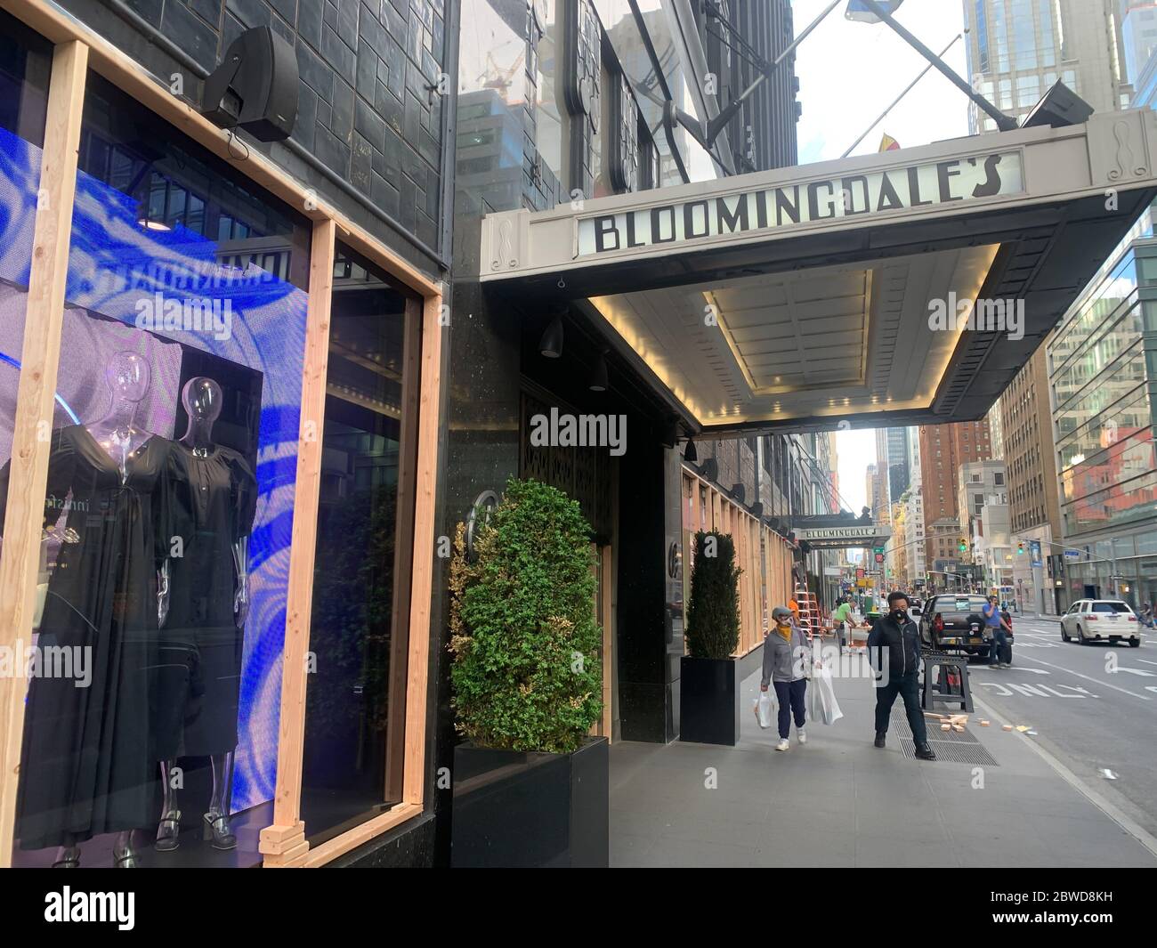 New York, New York, USA. 31st May, 2020. (NEW) Stores are covering up with woods against protests . May 31, 2020, New York, USA: As the protests in favor of George Floyd continue in new York with their riots, destructions and looting some stores are now covering up with woods to prevent protesters from entering.Credit: Niyi Fote /Thenews2 Credit: Niyi Fote/TheNEWS2/ZUMA Wire/Alamy Live News Stock Photo