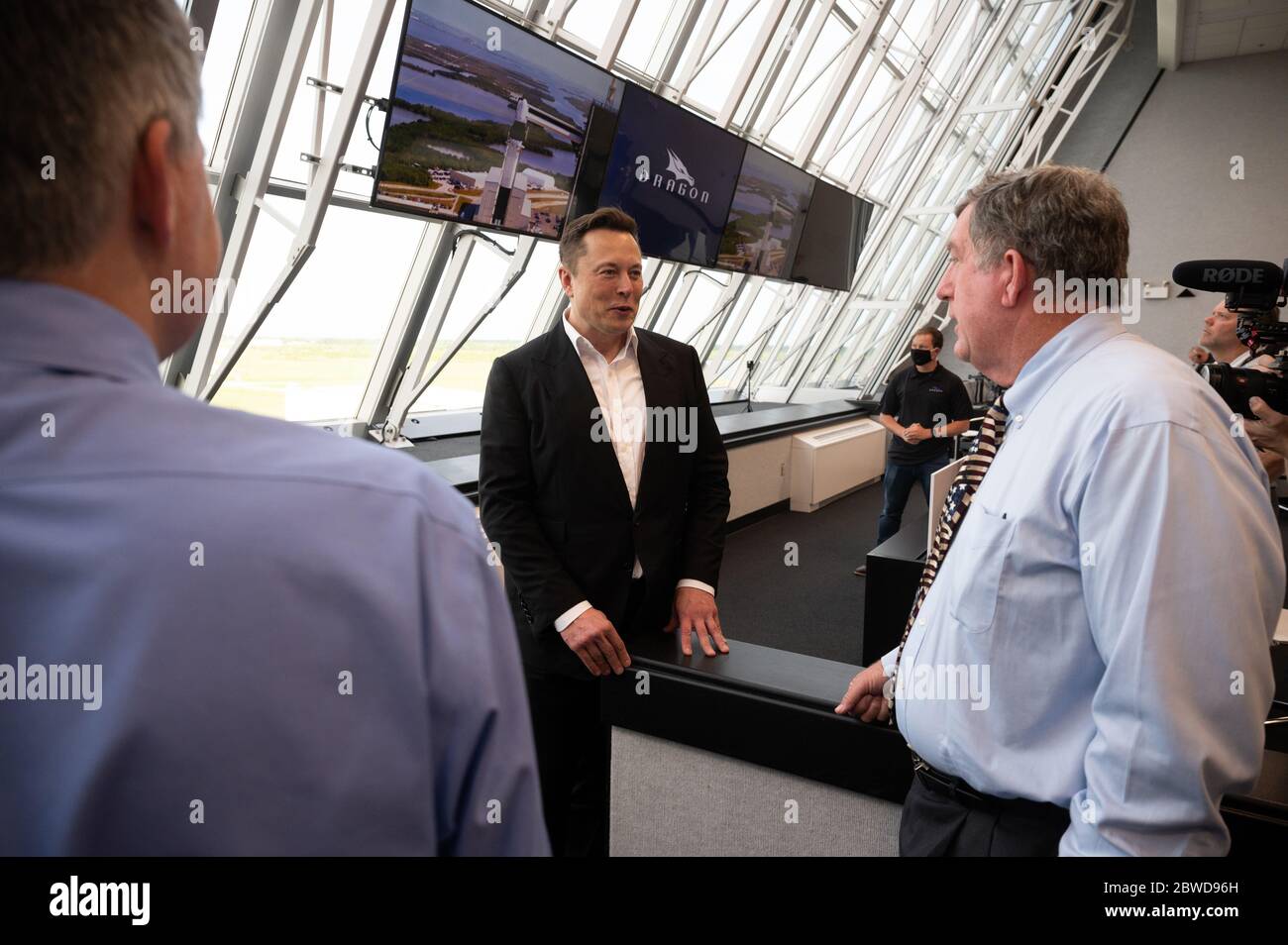 KENNEDY SPACE CENTER, USA - 30 May 2020 - Elon Musk, SpaceX Chief Engineer, speaks with NASA International Space Station Program Manger Kirk Shireman, Stock Photo