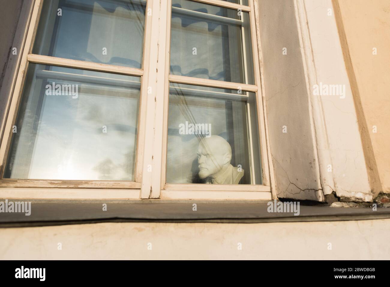 Saint Petersburg, Russia - March 25, 2020: a plaster bust of Vladimir Lenin in a window of a house in Fontanka Embankment. Stock Photo
