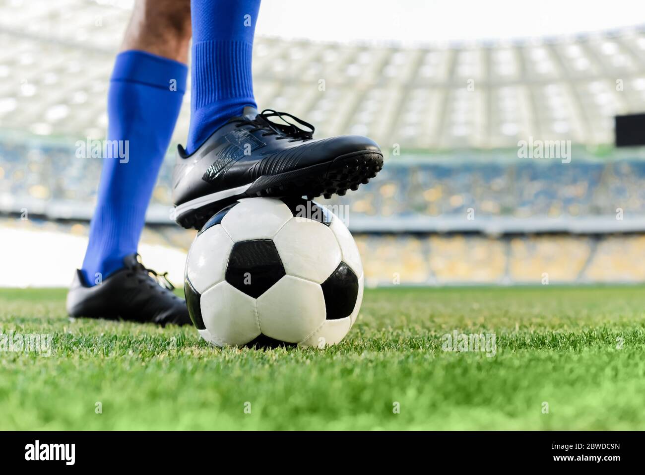 Sapatos de jogador de futebol de bola de futebol e pé no campo