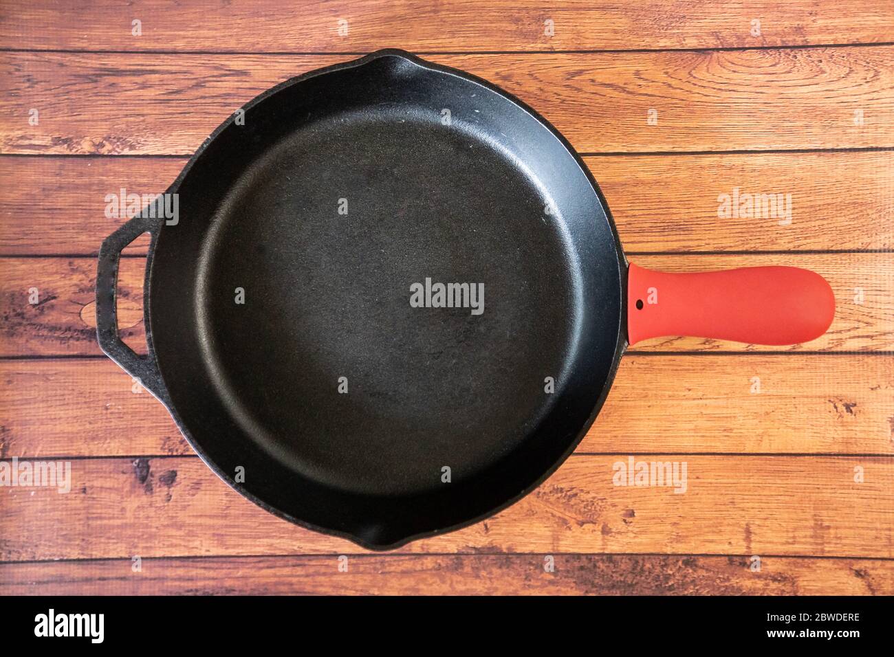 https://c8.alamy.com/comp/2BWDERE/silicone-hot-skillet-handle-cover-holder-insulating-kitchen-accessory-protects-hands-from-hot-pan-handles-heat-resistant-silicone-creates-insulatin-2BWDERE.jpg
