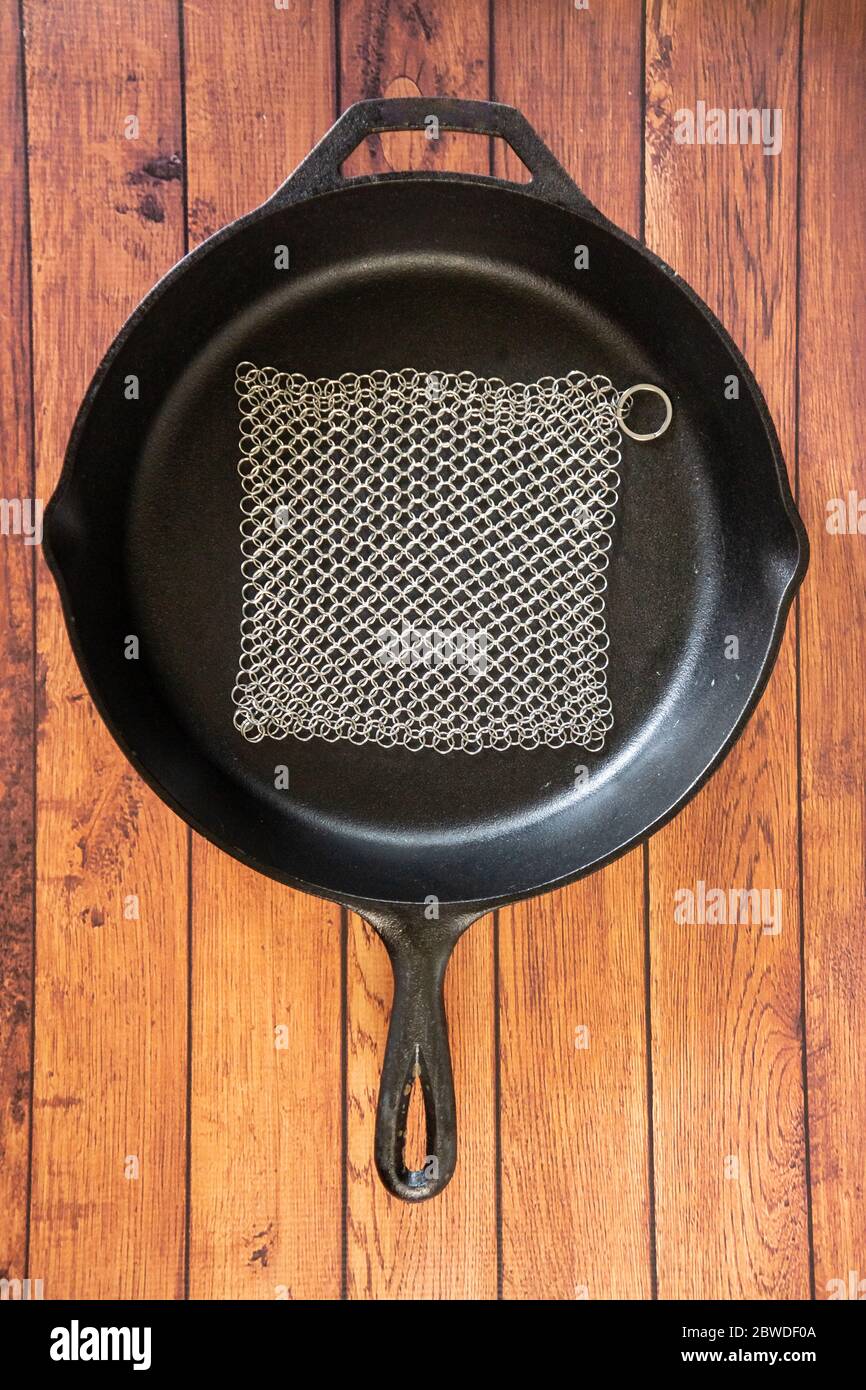 https://c8.alamy.com/comp/2BWDF0A/small-ring-chainmail-scrubber-for-cast-iron-stainless-steel-hard-anodized-cookware-and-other-pots-pans-for-for-cast-iron-cookware-dutch-ovens-2BWDF0A.jpg
