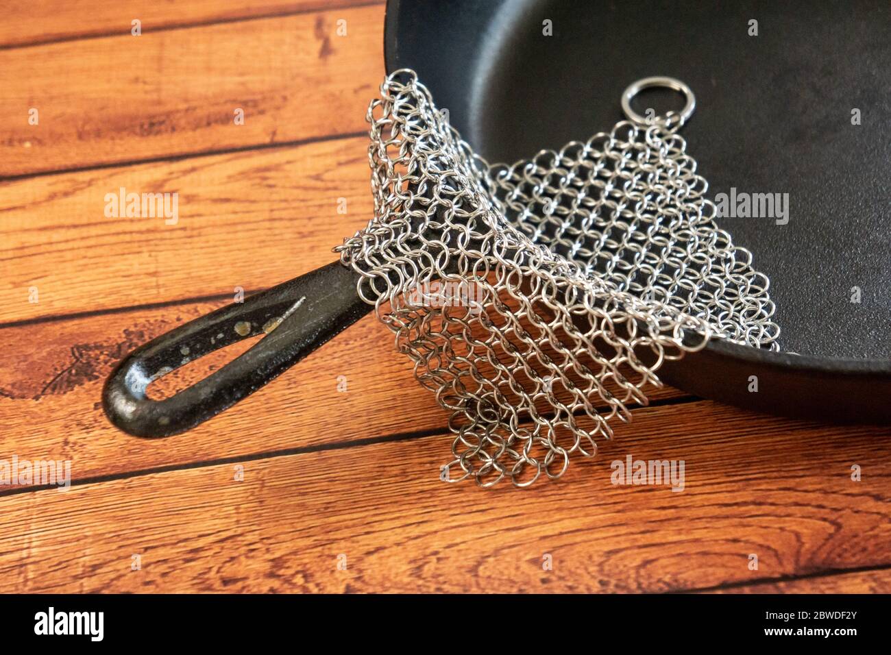 https://c8.alamy.com/comp/2BWDF2Y/small-ring-chainmail-scrubber-for-cast-iron-stainless-steel-hard-anodized-cookware-and-other-pots-pans-for-for-cast-iron-cookware-dutch-ovens-2BWDF2Y.jpg