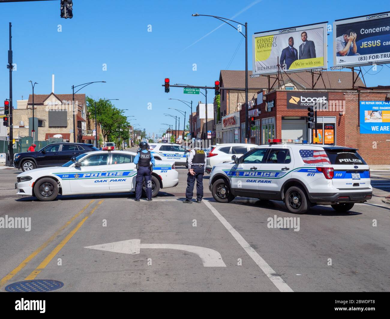 Oak Park, Illinois. 31st August 2020. Oak Park Police officers and vehicles block Chicago Avenue at Austin Boulevard, the border with the City of Chicago. Chicago Police requested closure of the street due to civil unrest resulting from protests of the death of George Floyd, a black man killed by a Minneapolis, Minnesota policeman, who has been charged with murder. This view is to the east from Oak Park into the city. Stock Photo
