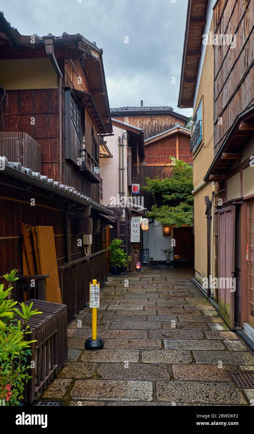 KYOTO, JAPAN - OCTOBER 18, 2019:  The small narrow street of Gion surrounded by the typical Kyoto townhouses (machiya) buildings. Higashiyama. Kyoto. Stock Photo