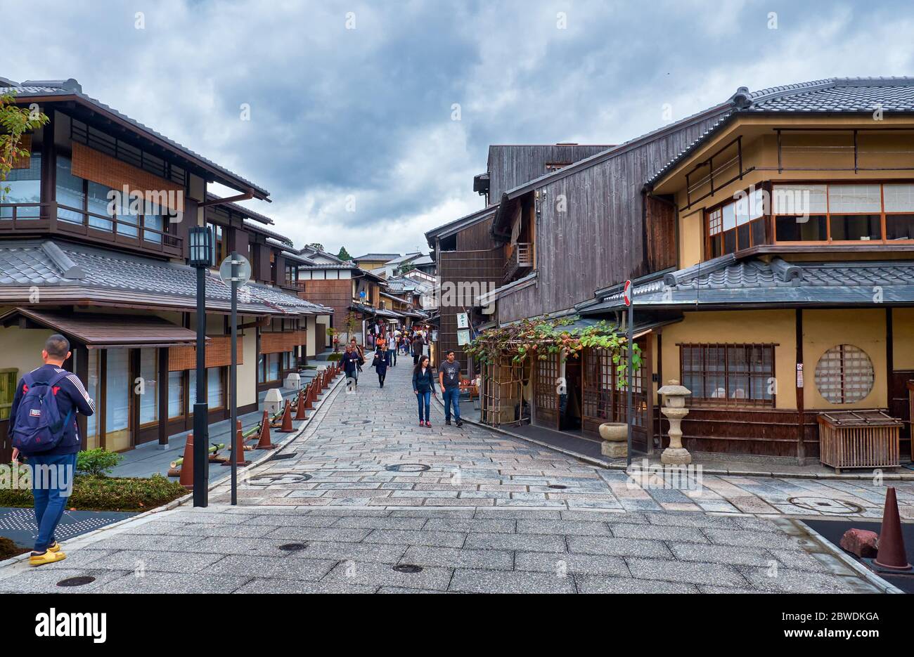 KYOTO, JAPAN - OCTOBER 18, 2019: The crowded with people Sanneizaka street surrounded by the typical Kyoto townhouses (machiya) buildings near Kiyomiz Stock Photo