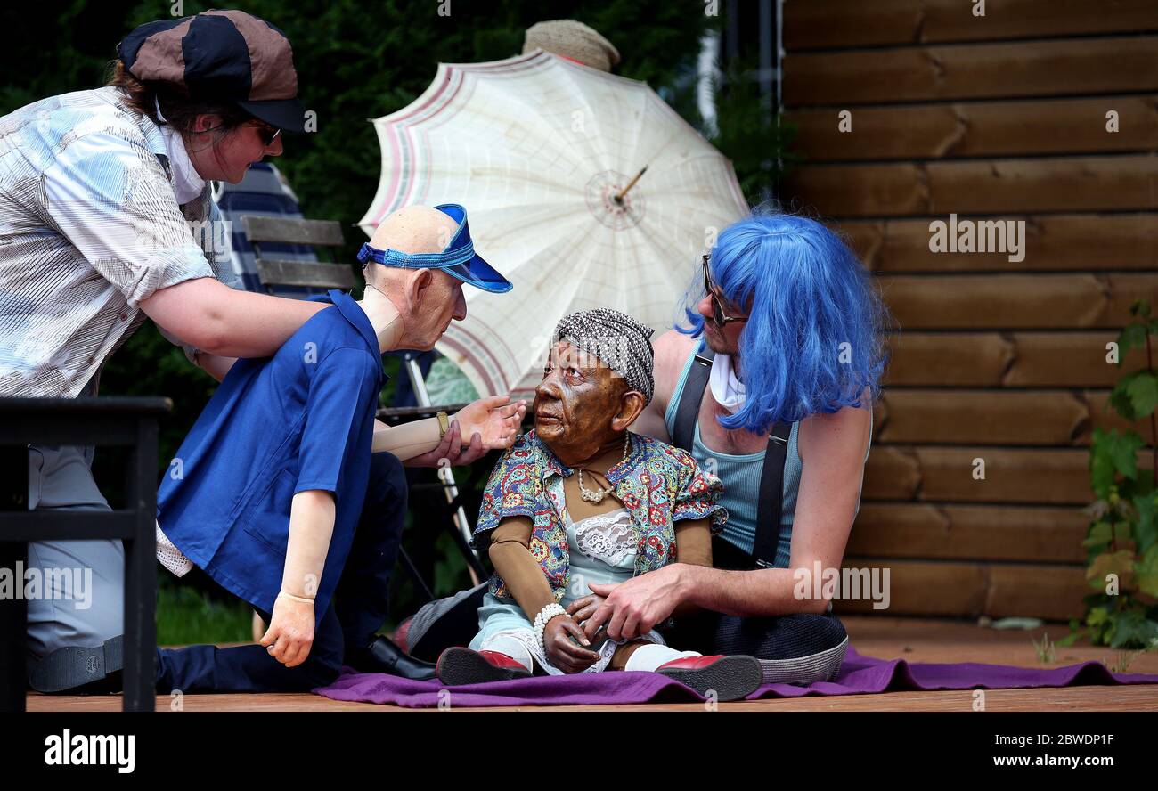 Magdeburg, Germany. 27th May, 2020. Puppeteer Linda Mattern with 'Lysander' (l.) and puppeteer Leonhard Schubert with 'Hermia' (r.) during a rehearsal of the play 'A Late Midsummer Night's Dream', which premieres on June 20 at the Puppentheater Magdeburg. At the Puppentheater Magdeburg the plans for the reopening after the prescribed Corona break are clear: Summer theatre will be performed outdoors, 'Ein Spätsommernachtstraum', loosely based on Shakespeare. Credit: Ronny Hartmann/dpa-Zentralbild/dpa/Alamy Live News Stock Photo
