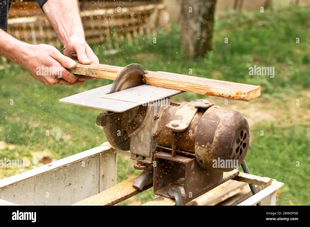 https://c8.alamy.com/comp/2BWDPX8/construction-contractor-worker-using-a-worm-driven-hand-held-circular-saw-to-cut-boards-2BWDPX8.jpg