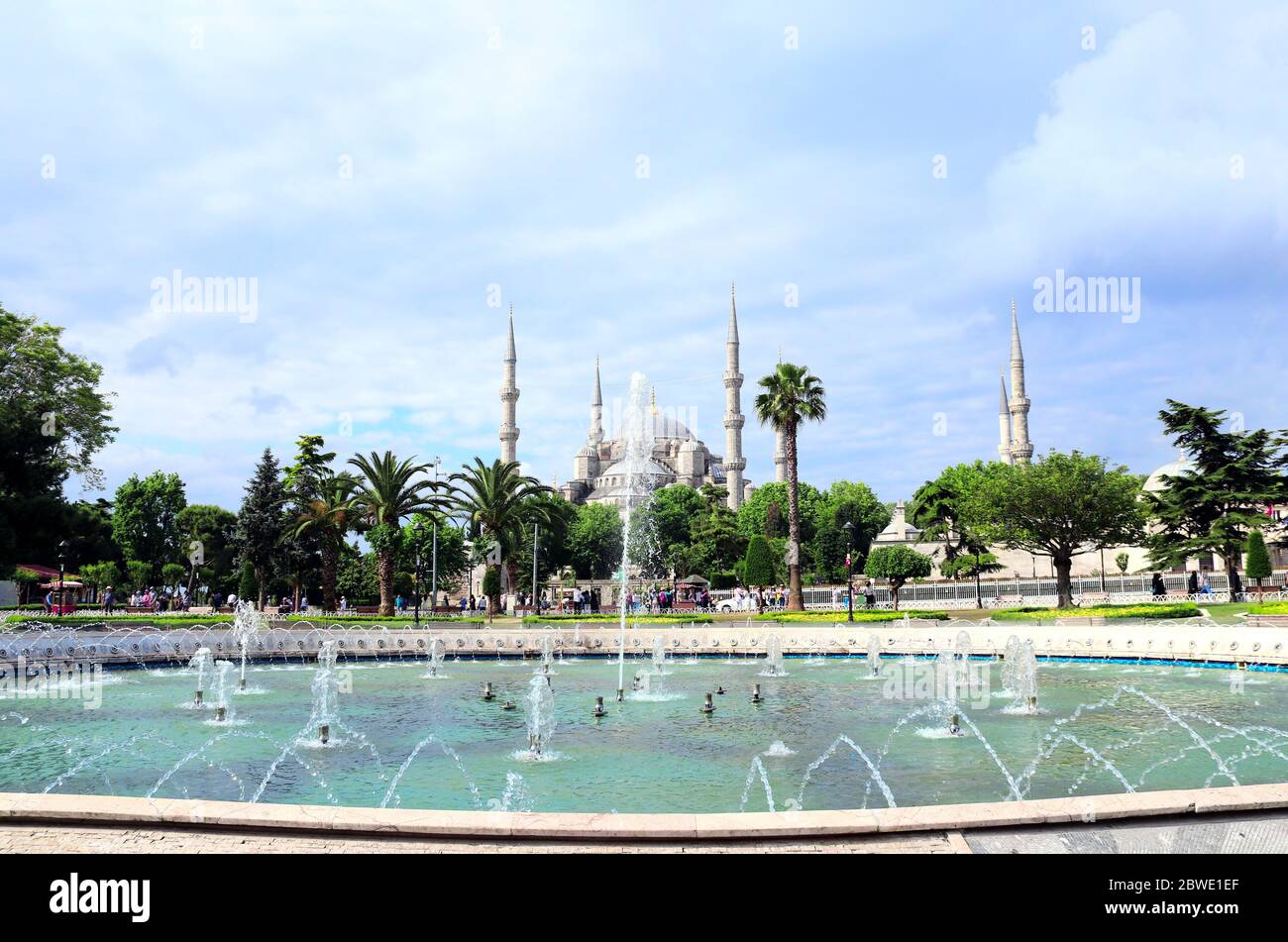 Fountain and Blue mosque (Sultan Ahmet mosque), Sultanahmet Square ...