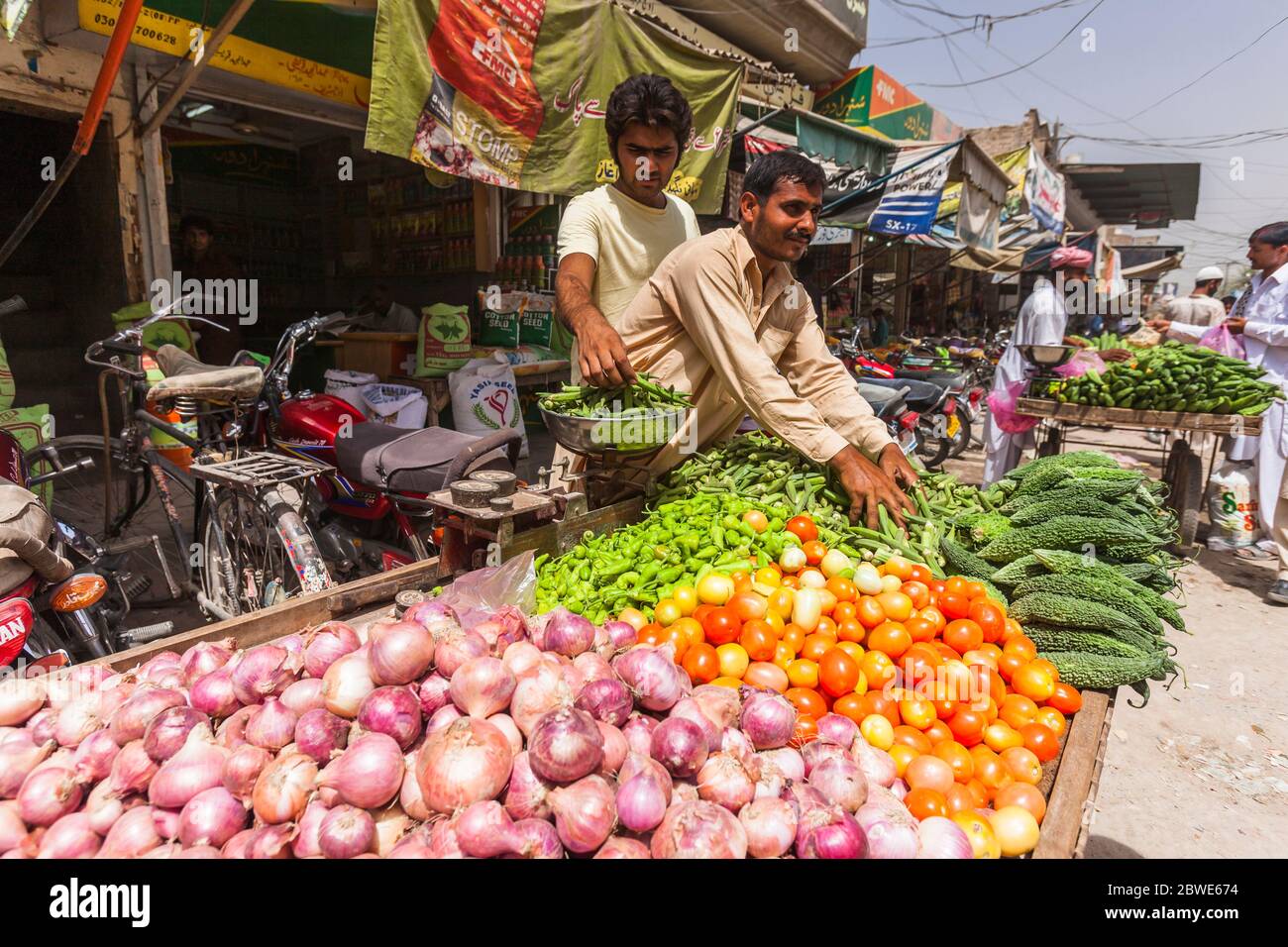 Open air market of vegetables, and men, Uch, Uch Sharif, Bahawalpur district, Punjab Province, Pakistan, South Asia, Asia Stock Photo