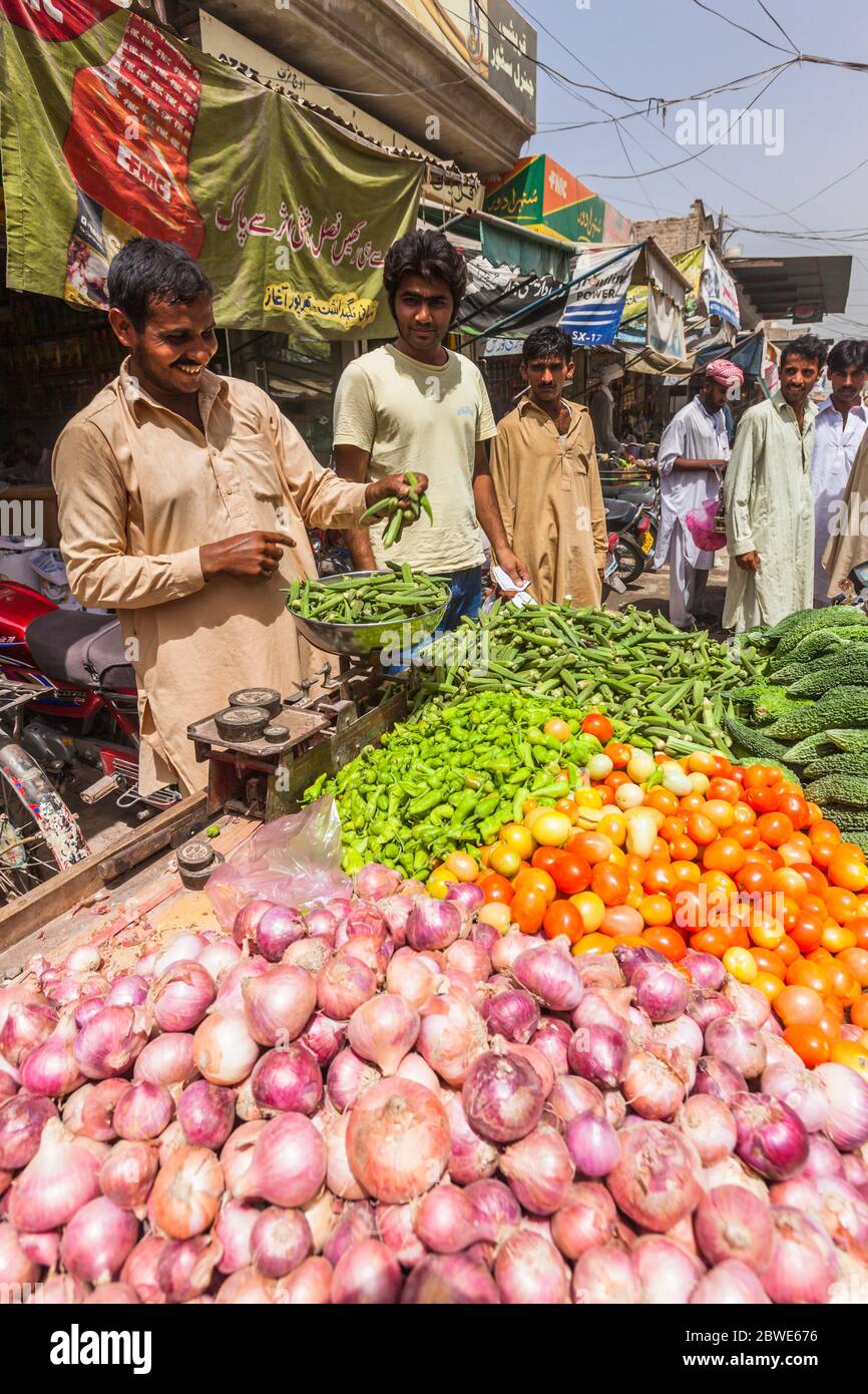 Open air market of vegetables, and men, Uch, Uch Sharif, Bahawalpur district, Punjab Province, Pakistan, South Asia, Asia Stock Photo