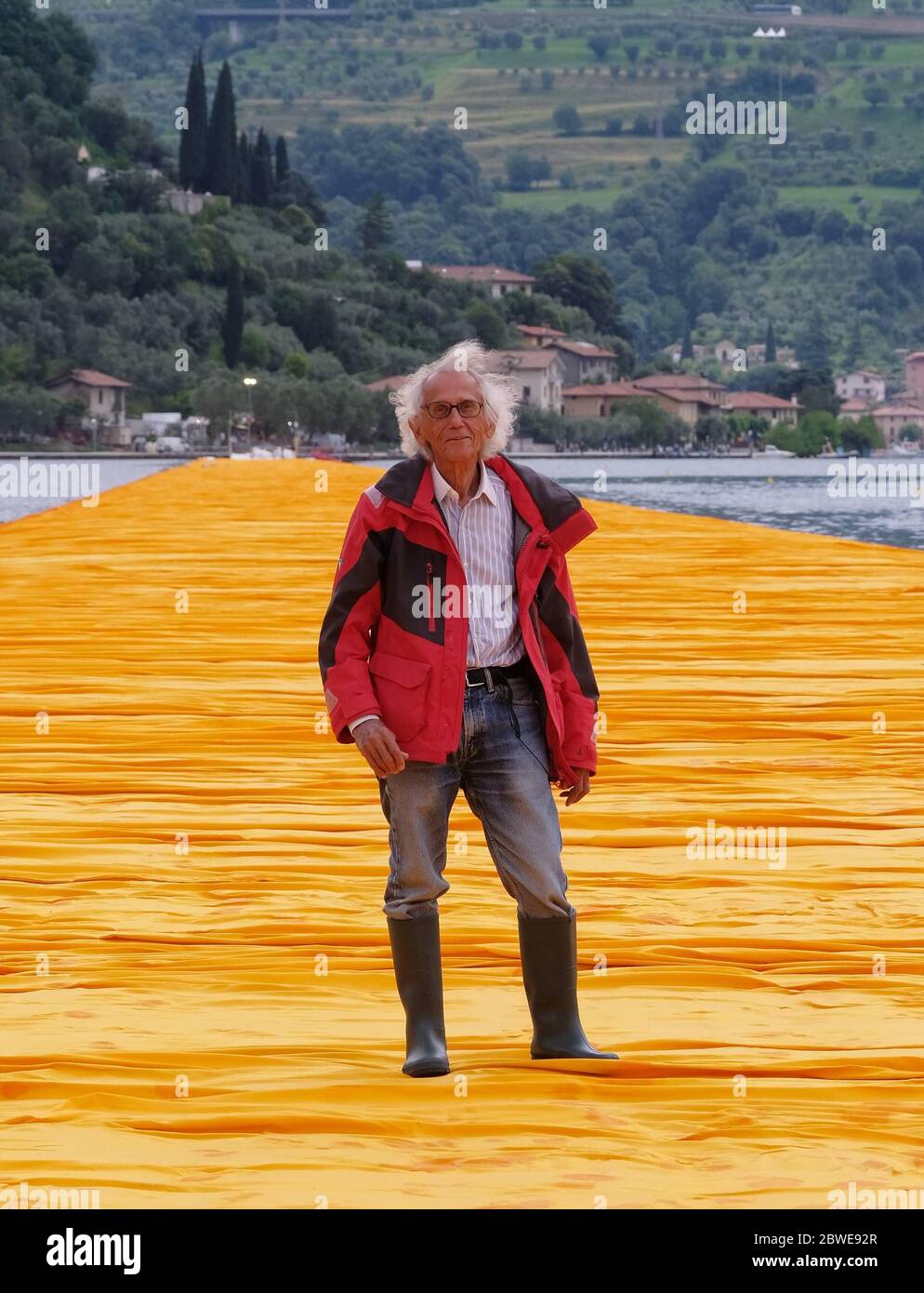 visit on the catwalk by Christo Sulzano 16 June 2016 ph.fotogramma/brescia, in the photo the artist Christo Vladimirov Yavachev (Fotogramma/Fotogramma, Brescia - 2016-06-16) ps the photo can be used in respect of the context in which it is was taken, and without defamatory intent of the decorum of the people represented (Fotogramma/Fotogramma, Archive Photos - 2020-06-01) p.s. la foto e' utilizzabile nel rispetto del contesto in cui e' stata scattata, e senza intento diffamatorio del decoro delle persone rappresentate Stock Photo