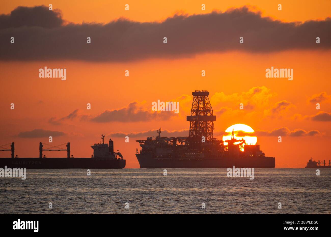 Las Palmas, Gran Canaria, Canary Islands, Spain. 1st June, 2020. The sun rises behind a drilling ship in Las Palmas on Gran Canaria. There are currently 13 oil rigs/drilling ships, mothballed or idle in Las Palmas port.  Credit:Alan Dawson/Alamy Live News. Stock Photo