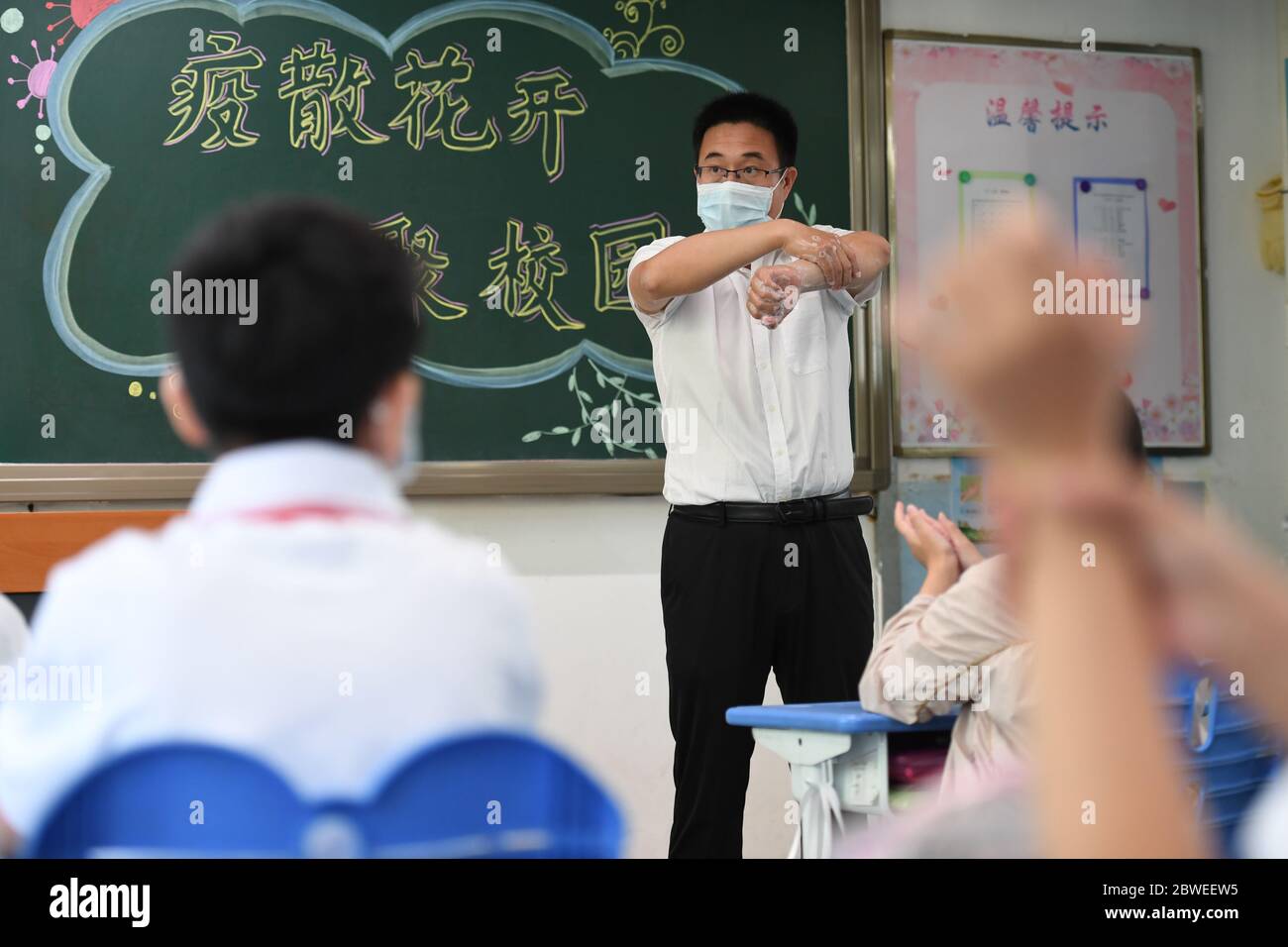 Beijing, China. 1st June, 2020. A teacher introduces correct ways to wash hands at a classroom in Beijing, capital of China, June 1, 2020. Students at their first and second grades of senior high schools, first and second grades of junior high schools and sixth grade of primary schools returned to school for this semester in Beijing on Monday. Credit: Ju Huanzong/Xinhua/Alamy Live News Stock Photo