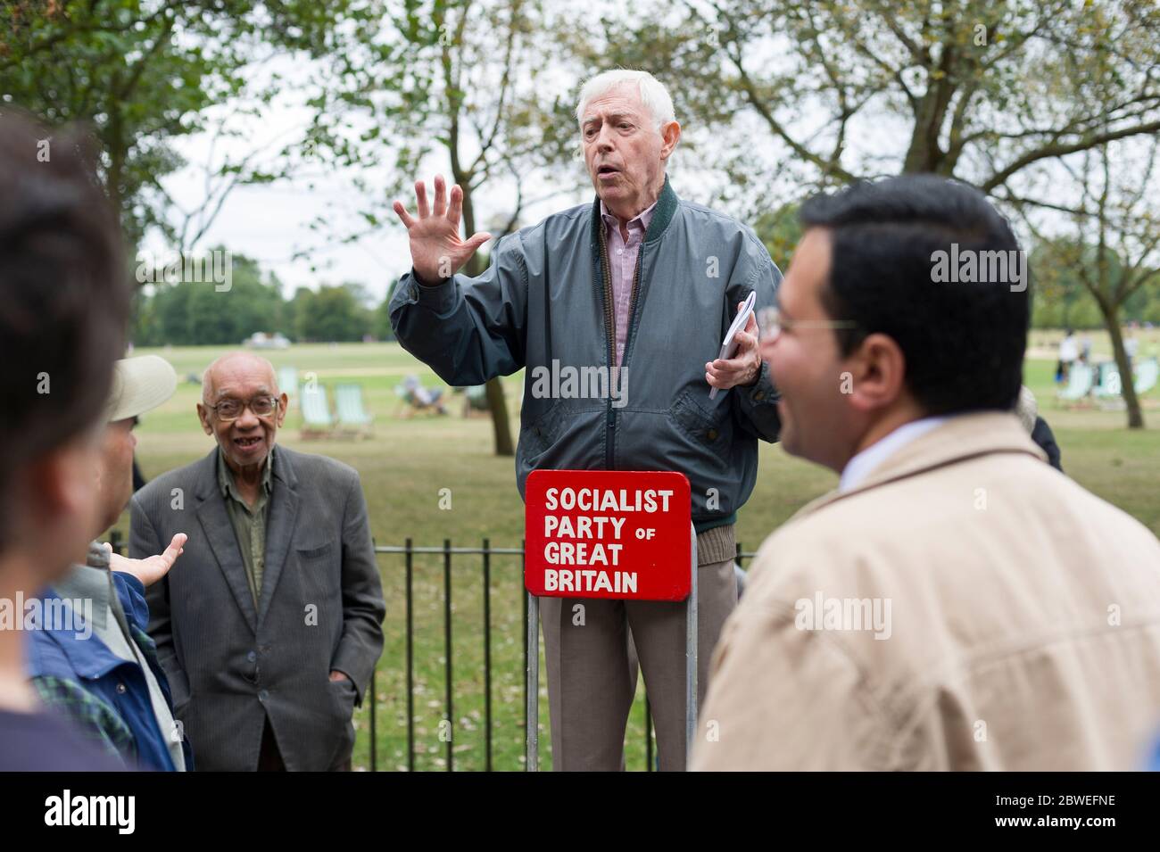 A Socialist Party supporter speaking at Speakers' Corner which is situated near Marble Arch in the northeast corner of Hyde Park, London.  Speakers' C Stock Photo