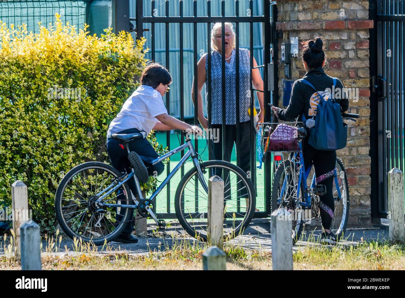 London, UK. 01st June, 2020. A limited number of years go back to pre and primary schools as the government continues to relax restrictions. The easing of 'lockdown' for the Coronavirus (Covid 19) outbreak, in London, begins its next stage of easing. Credit: Guy Bell/Alamy Live News Stock Photo