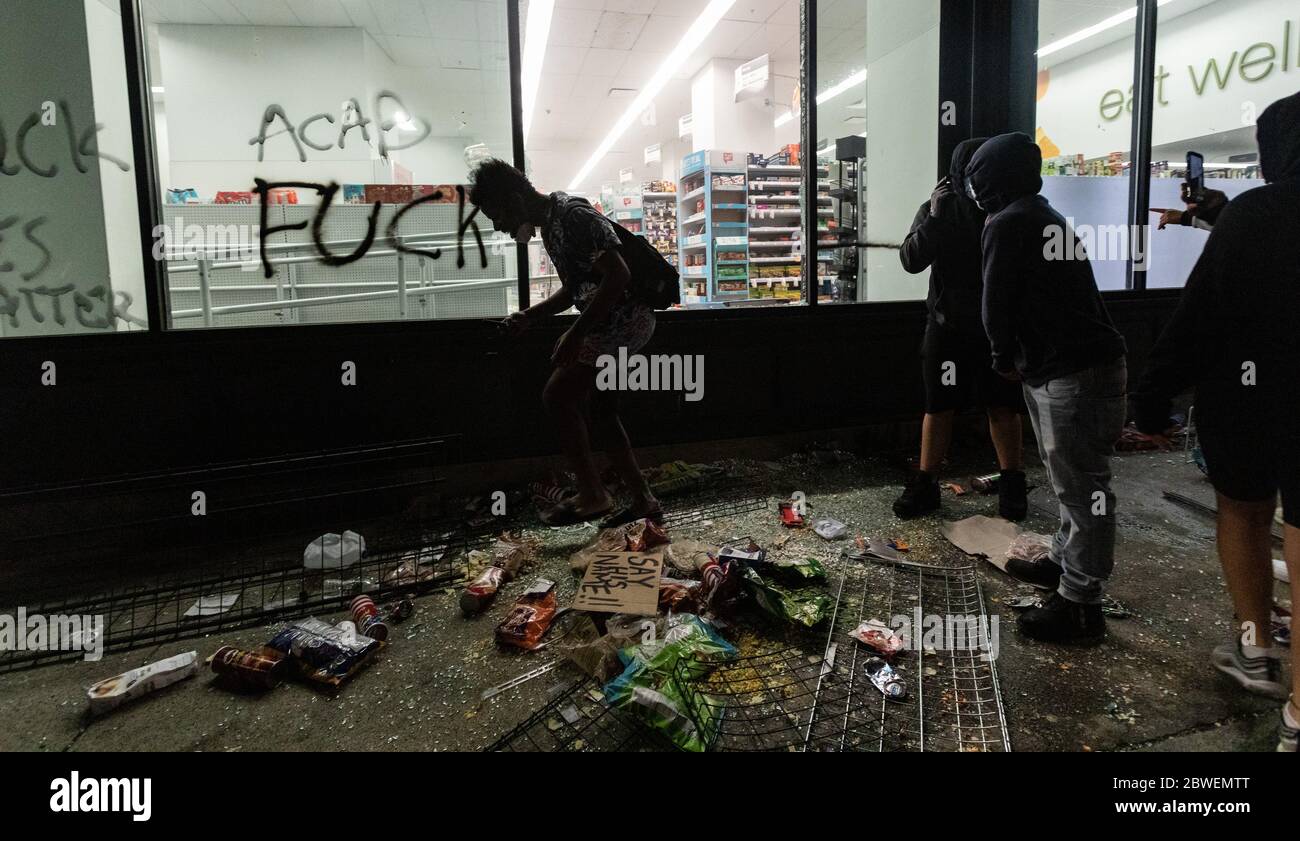 May 31, 2020, Boston, Massachusetts, USA: Looters inside Wallgreen in Boston. Many stores in downtown Boston were looted following a rally against the death of George in Minneapolis police custody, in Boston. Credit: Aflo Co. Ltd./Alamy Live News Stock Photo