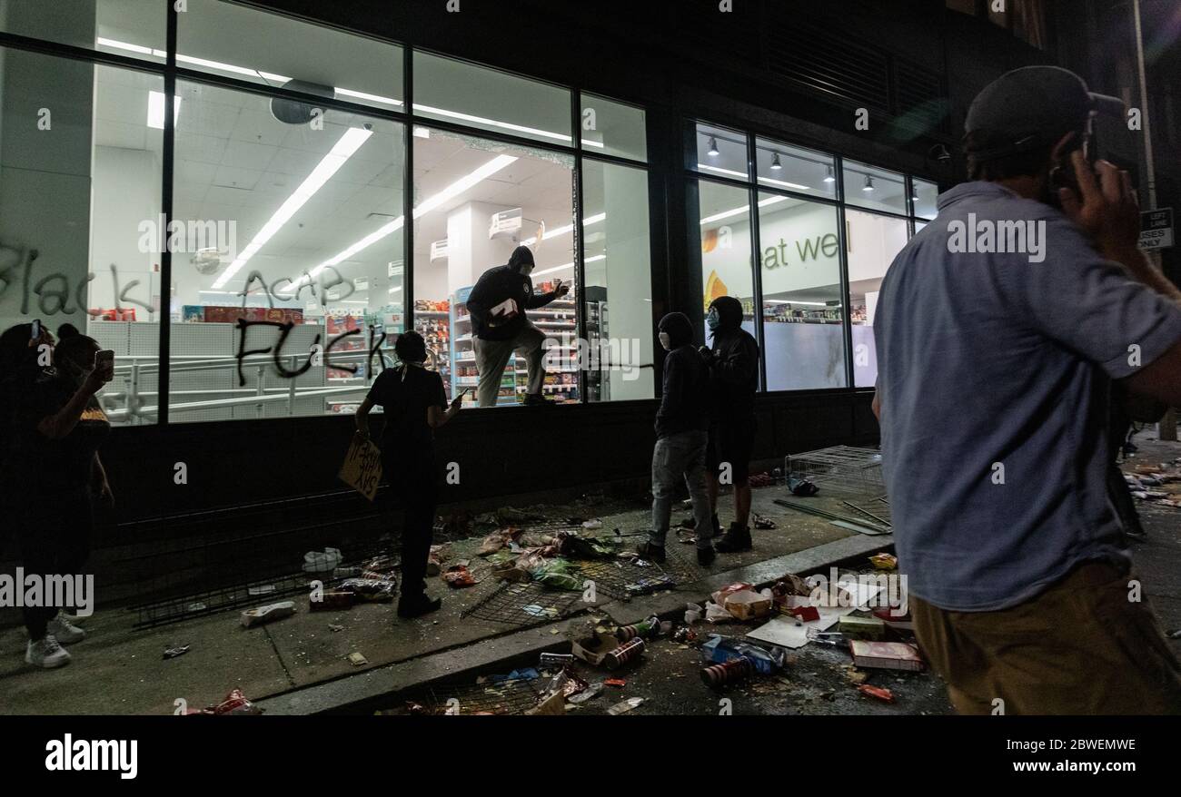 May 31, 2020, Boston, Massachusetts, USA: Looters inside Wallgreen in Boston. Many stores in downtown Boston were looted following a rally against the death of George in Minneapolis police custody, in Boston. Credit: Aflo Co. Ltd./Alamy Live News Stock Photo