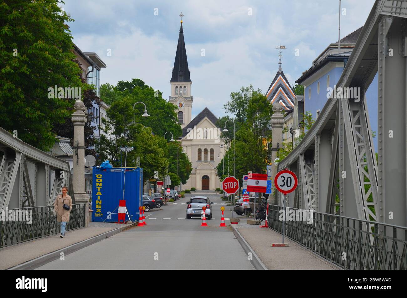 Grenzübergang zwischen Laufen und Oberndorf, Deutschland und Österreich, in  Coronaviruszeit, Kontrolle, Grenzbrücke, 31.05.2020 Stock Photo - Alamy