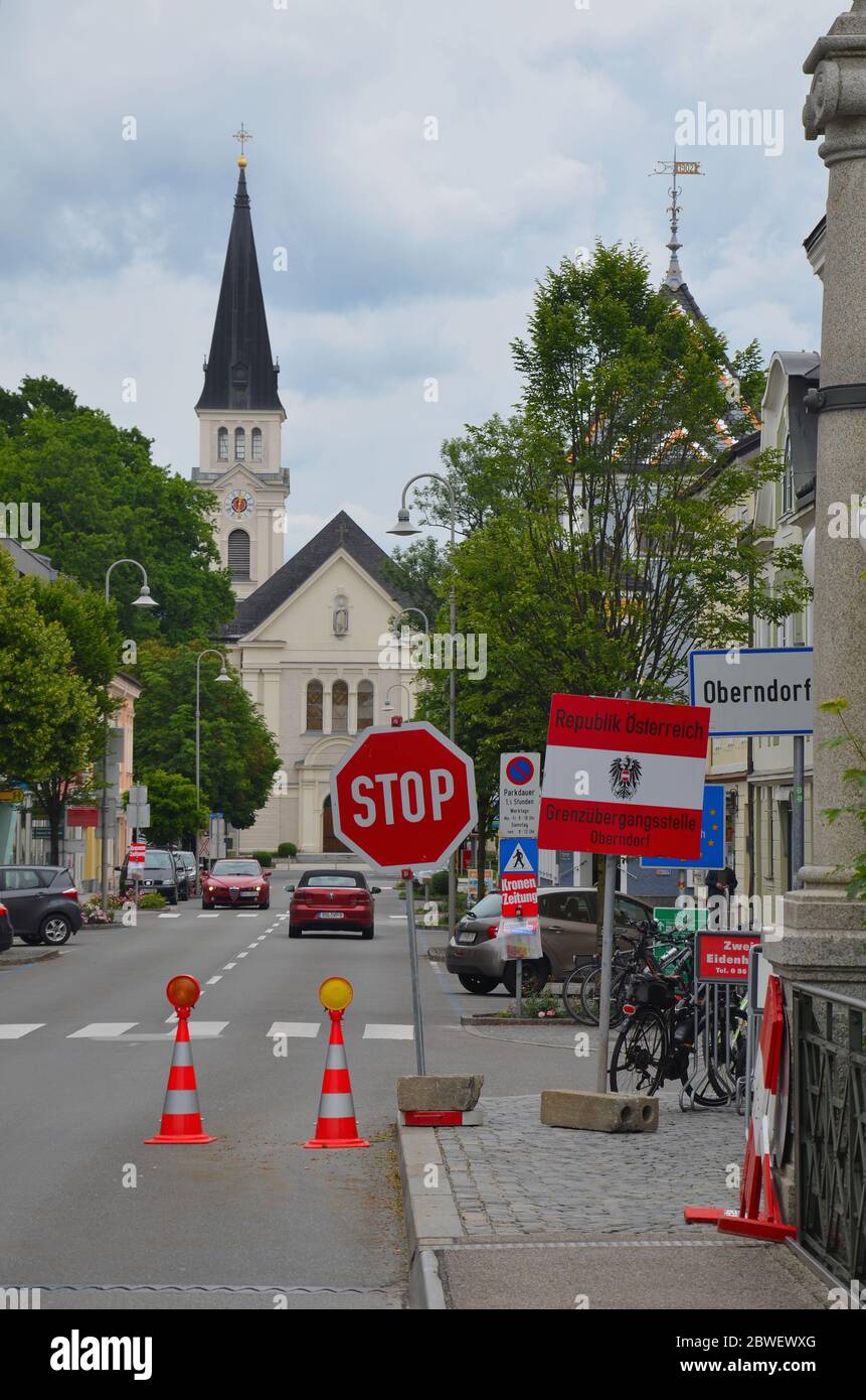 Grenzübergang zwischen Laufen und Oberndorf, Deutschland und Österreich, in Coronaviruszeit, Kontrolle, Grenzbrücke, 31.05.2020 Stock Photo