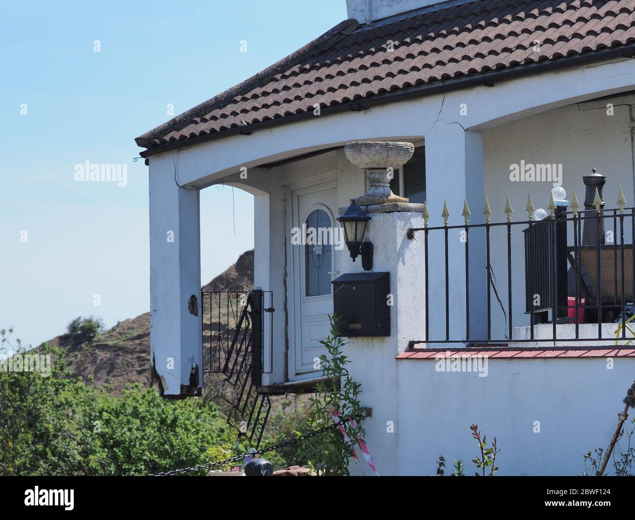 House cliff erosion landslide hi-res stock photography and images - Alamy