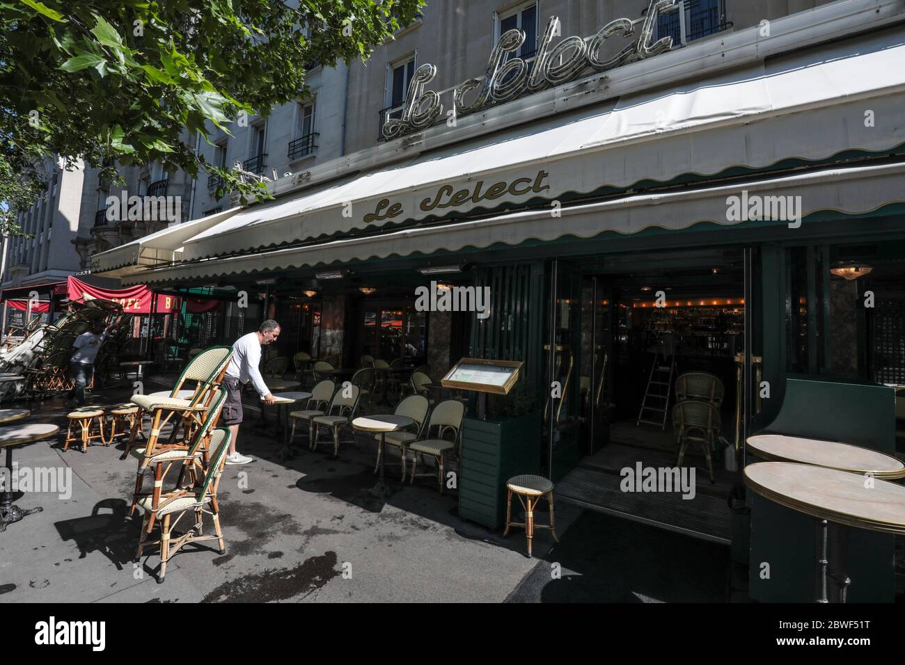 BRASSERIE LE SELECT REOPEN TOMORROW IN MONTPARNASSE PARIS Stock Photo