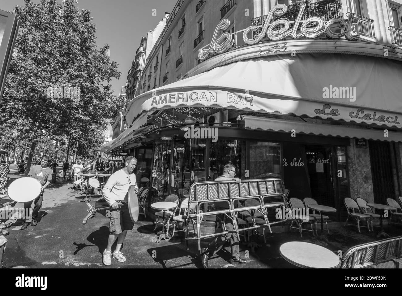 Paris restaurant outdoor seating Black and White Stock Photos & Images ...
