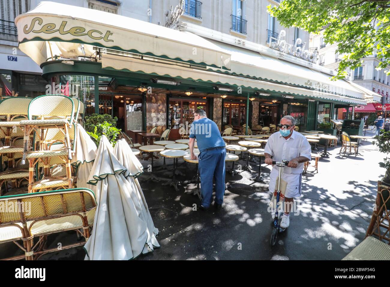 BRASSERIE LE SELECT REOPEN TOMORROW IN MONTPARNASSE PARIS Stock Photo