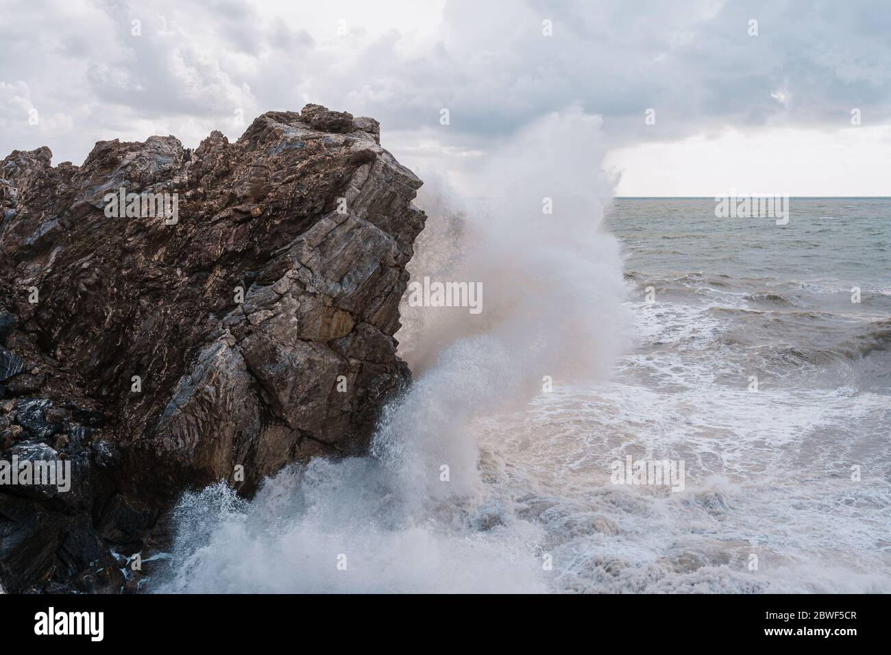 Foamy waves ocean hitting hi-res stock photography and images - Alamy