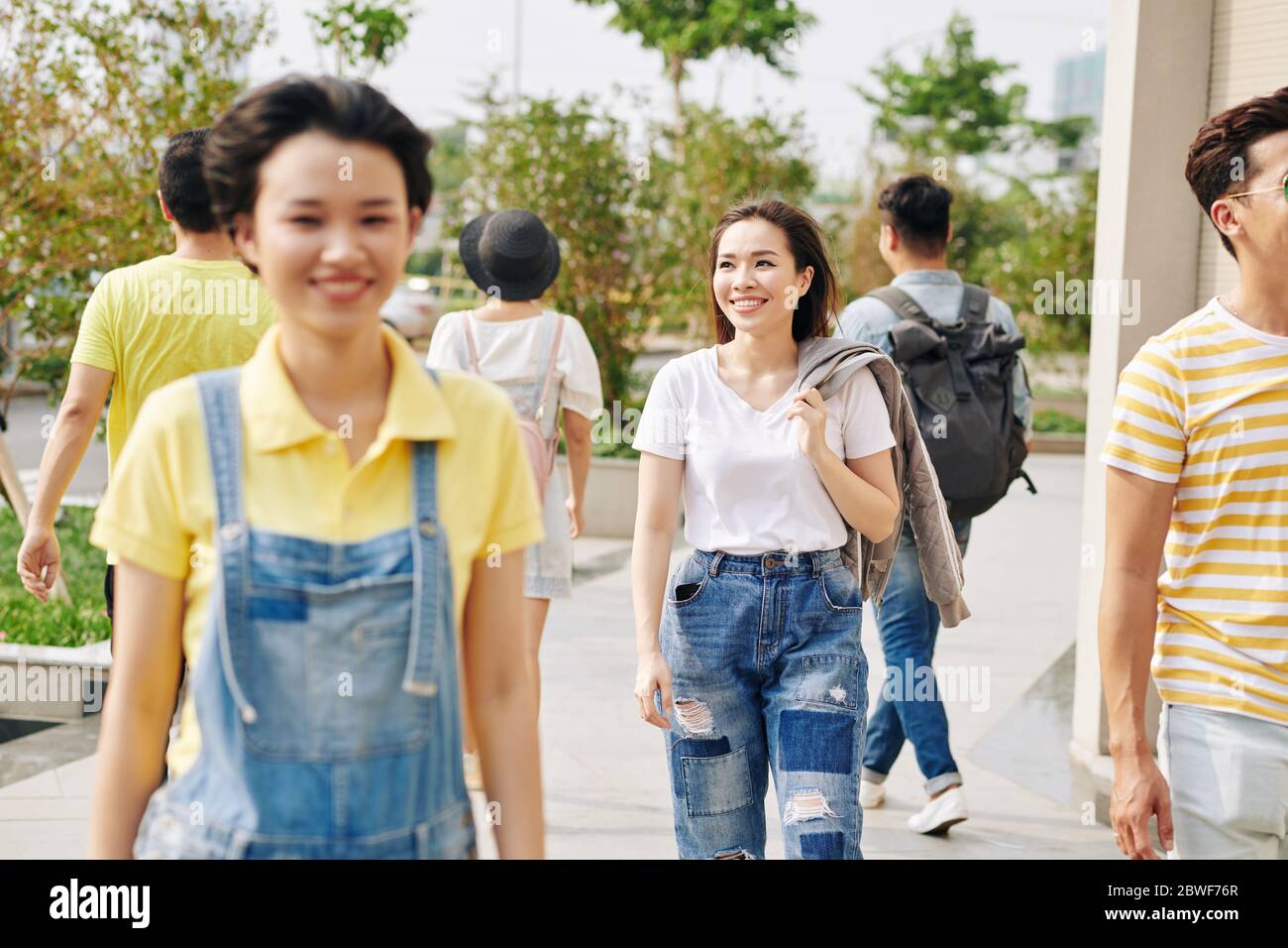 Beautiful young asian woman walking hi-res stock photography and images ...