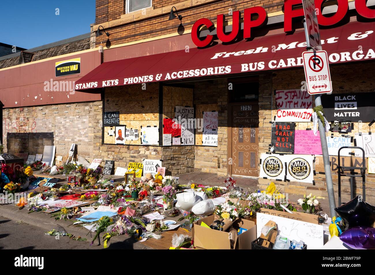 George Floyd memorial at Cup Foods in Minneapolis, MN, on May 29, 2020. Protests against police brutality continued across the country this weekend over the death of George Floyd, whose death while in police custody was captured on video. (Photo by munshots/Sipa USA) Stock Photo