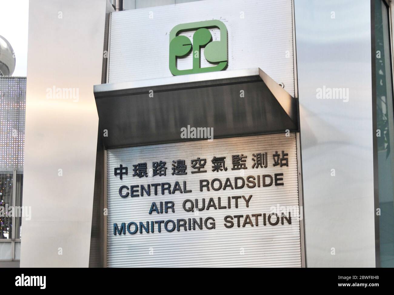 In the heart of Hong Kong island a station to measure air quality at the junction of  Chater Road and Des Voeux Road, Hong Kong, China Stock Photo