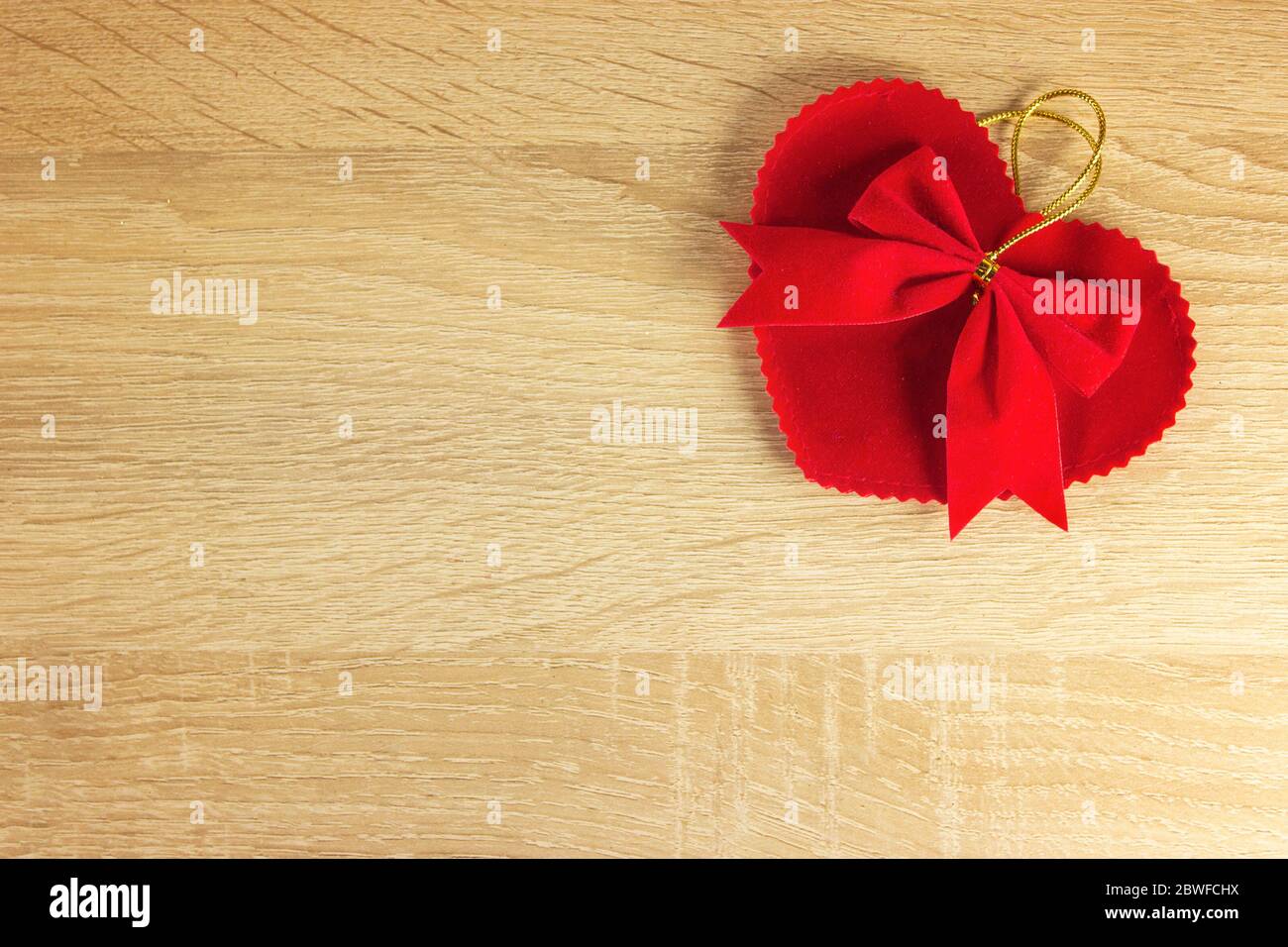 Valentine background with red heart and red bow on rustic wood. Happy — free download