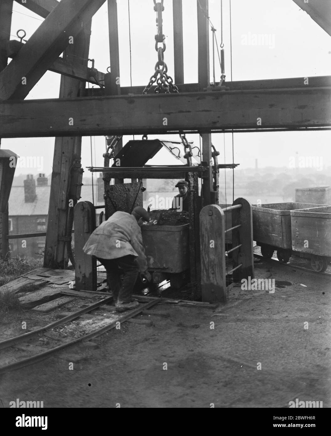 Coal Strike Imminent Getting in the last of the reserves at Great London depot Busy scenes at Somerstown Coal for the sack trade being unloaded from the railway trucks 14 October 1920 Stock Photo