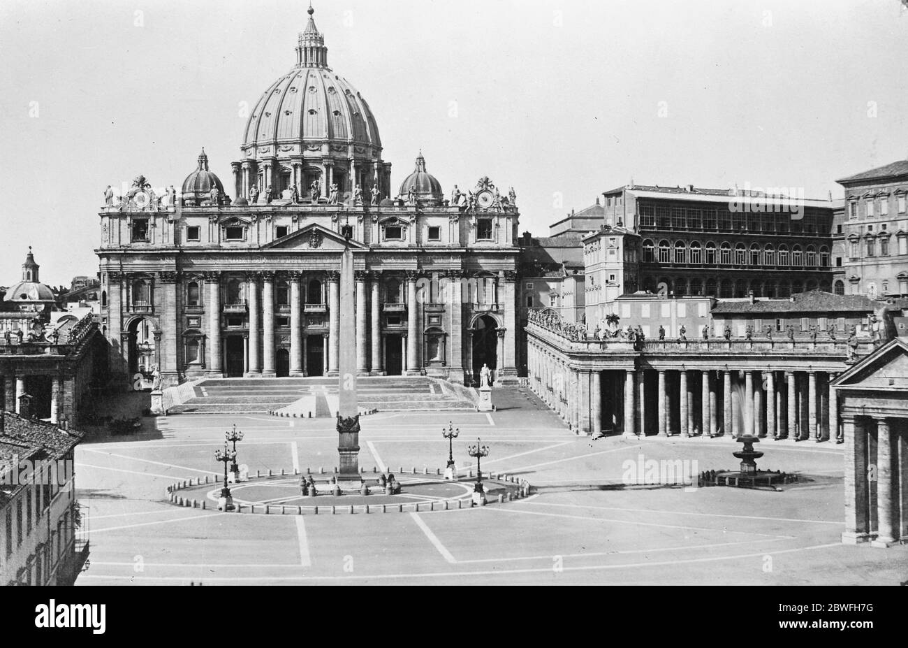 Rome The Church of St Peter showing the Vatican right in Rome 25 January 1922 Stock Photo