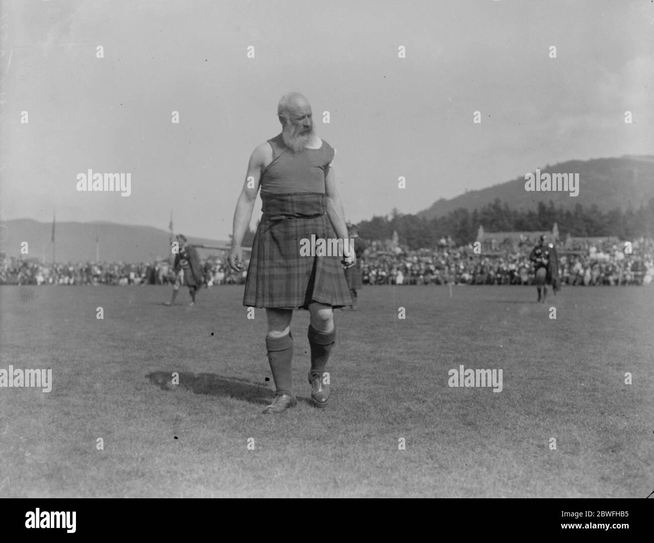 Braemar Gatheringo Sandy Macintosh ( 72 ) in Tossing the Caber 8 September 1922 Stock Photo