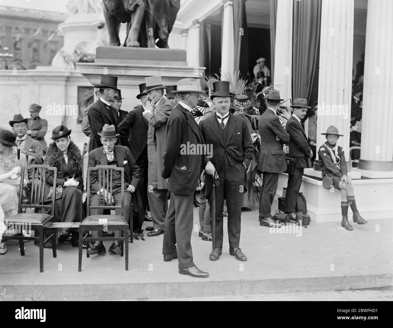 The Great Victory March Sir Ed Lutyens , designer of the Cenotaph and Sir Frank Baines , architect , to H M Office of works in conversation near the dais 19 July 1919 Stock Photo