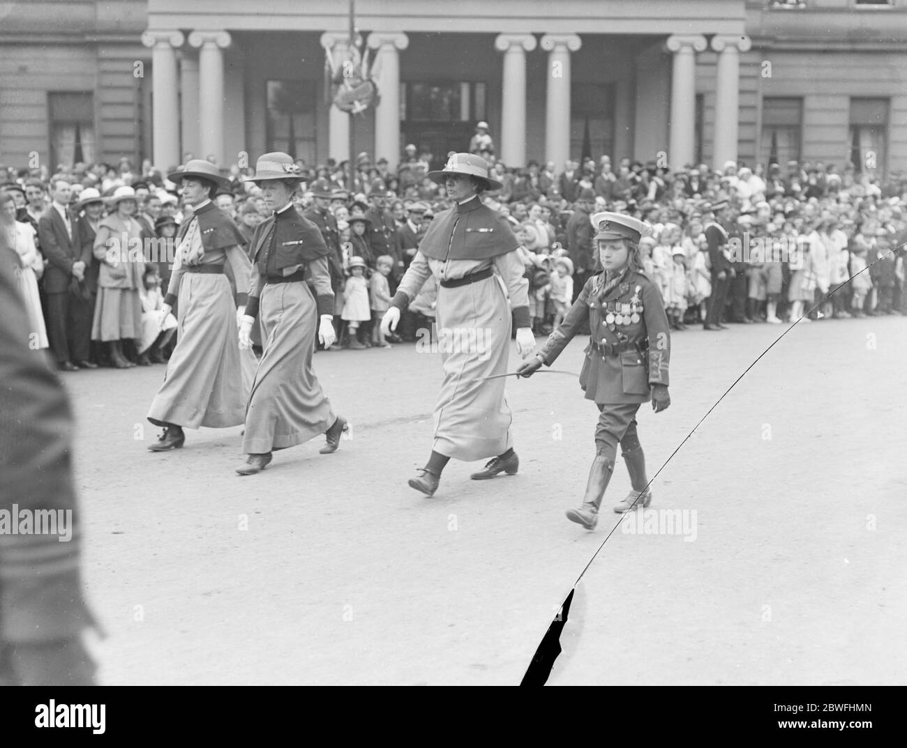 The Great Victory March . An interesting little figure with one of the nursing contingents ( Miss Jennie Jackson ) . 19 July 1919 Stock Photo