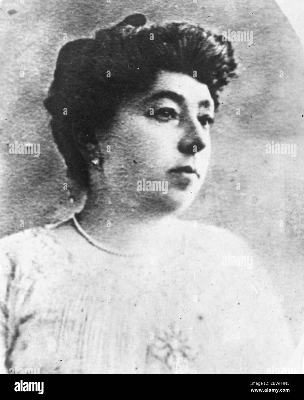 French Comtesse arrested . Countess de Kerninon has been arrested following a death - bed accusation by the Comte de Kerninon , who was found shot in the head . 18 September 1924 Stock Photo