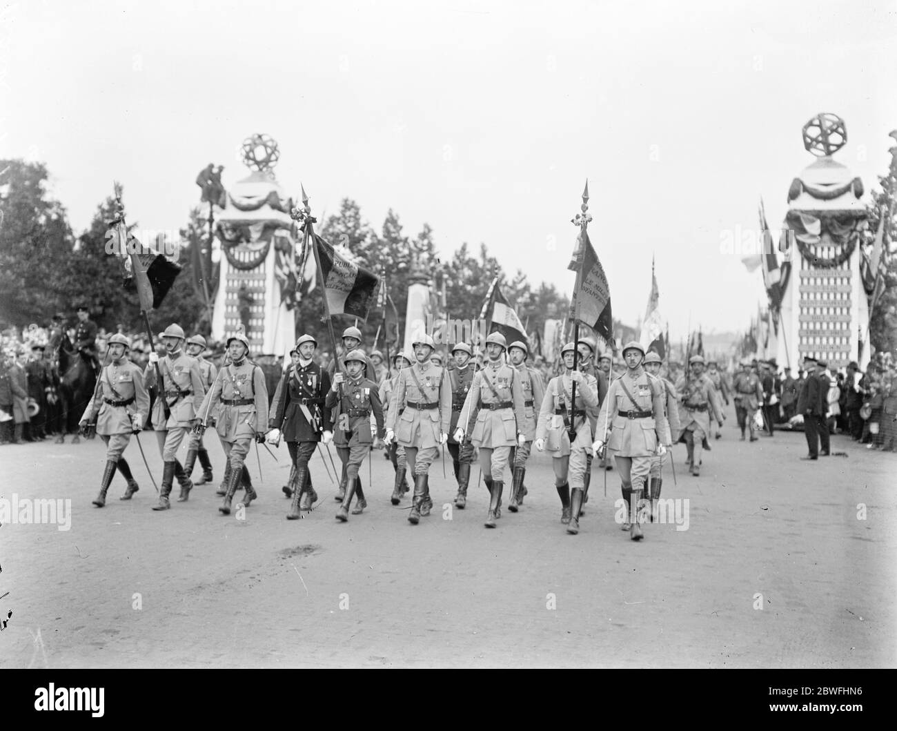 Todays great victory march . French Cavalry passing through the Mall in London running from Buckingham Palace at its western end to Admiralty Arch . 19 July 1919 Stock Photo