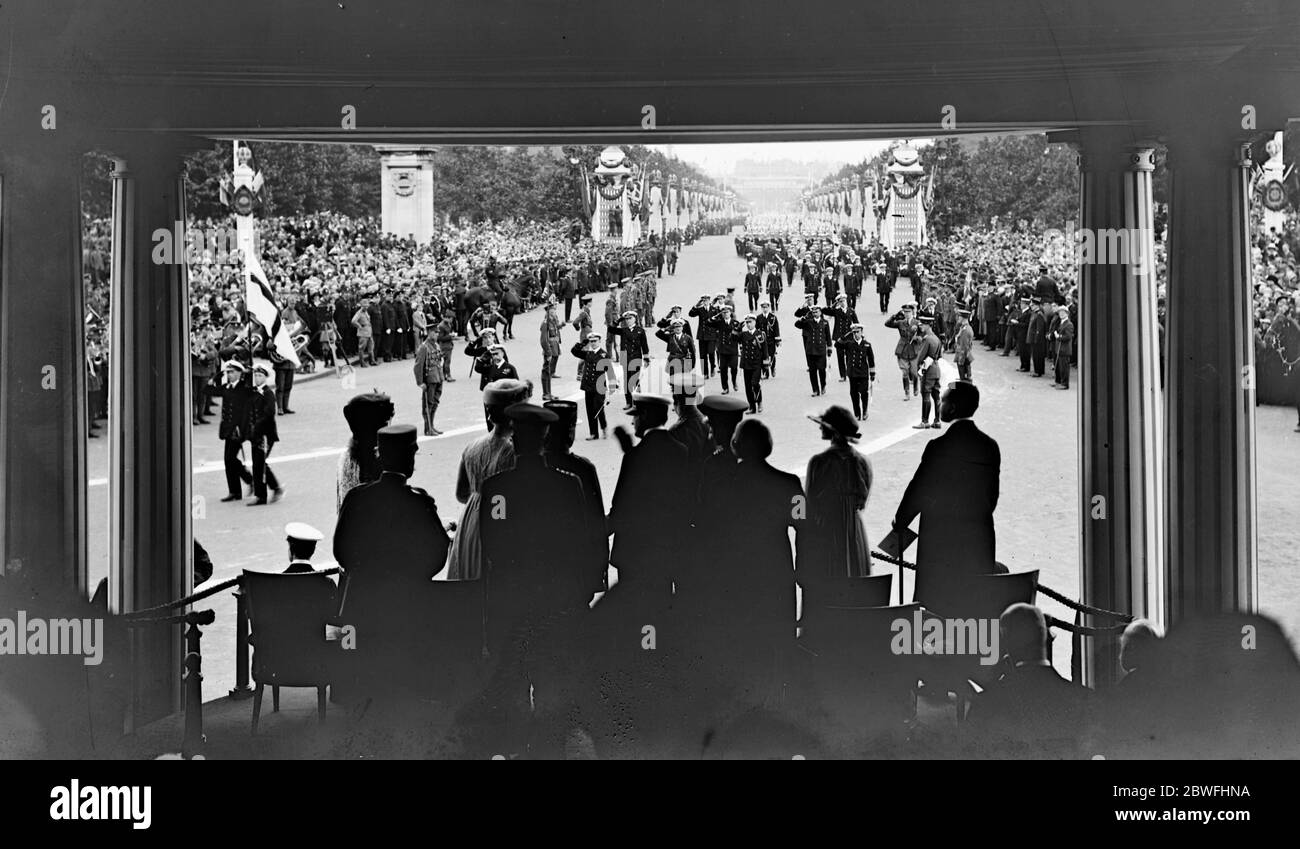 The Great Victory March . Photograph taken from behind the Royal dais . Admiral Sir Charles Madden and staff saluting the King . 19 July 1919 Stock Photo