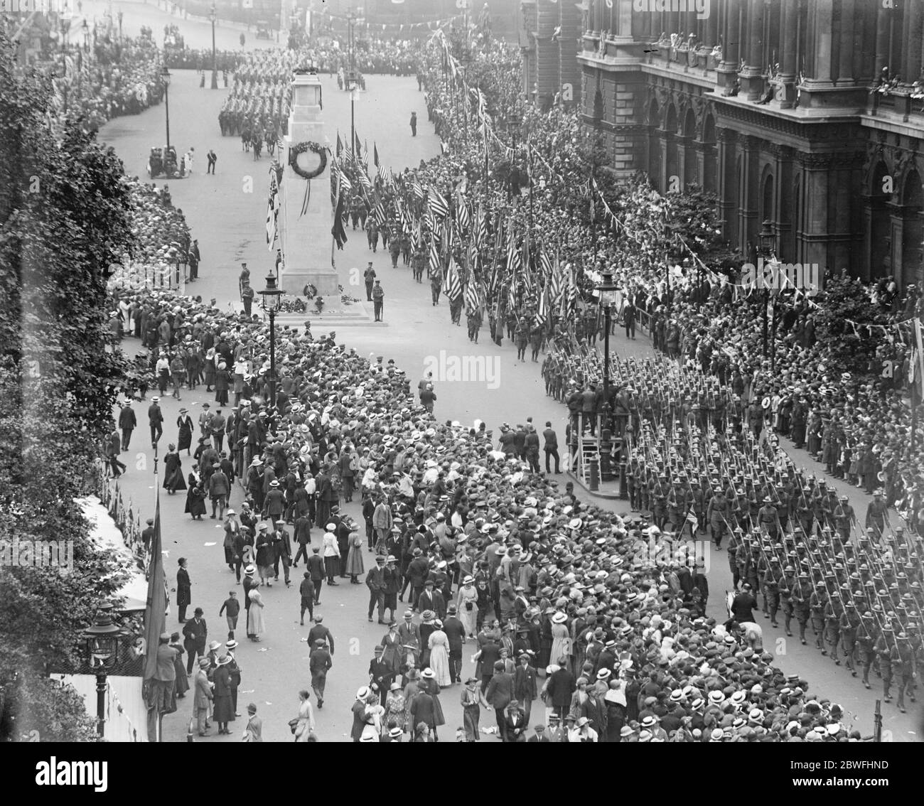 Todays great victory march . American flags and troops passing the Cenotaph , the war memorial located in Whitehall , London . 19 July 1919 Stock Photo