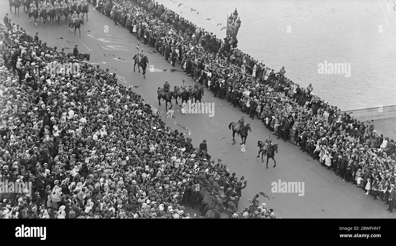 The Great Victory March . Marshal Foch , Generalissimo of the Allied Armies and his staff crossing Westminster Bridge , at the head of the French troops , amid the cheers of the huge crowd . 19 July 1919 Stock Photo