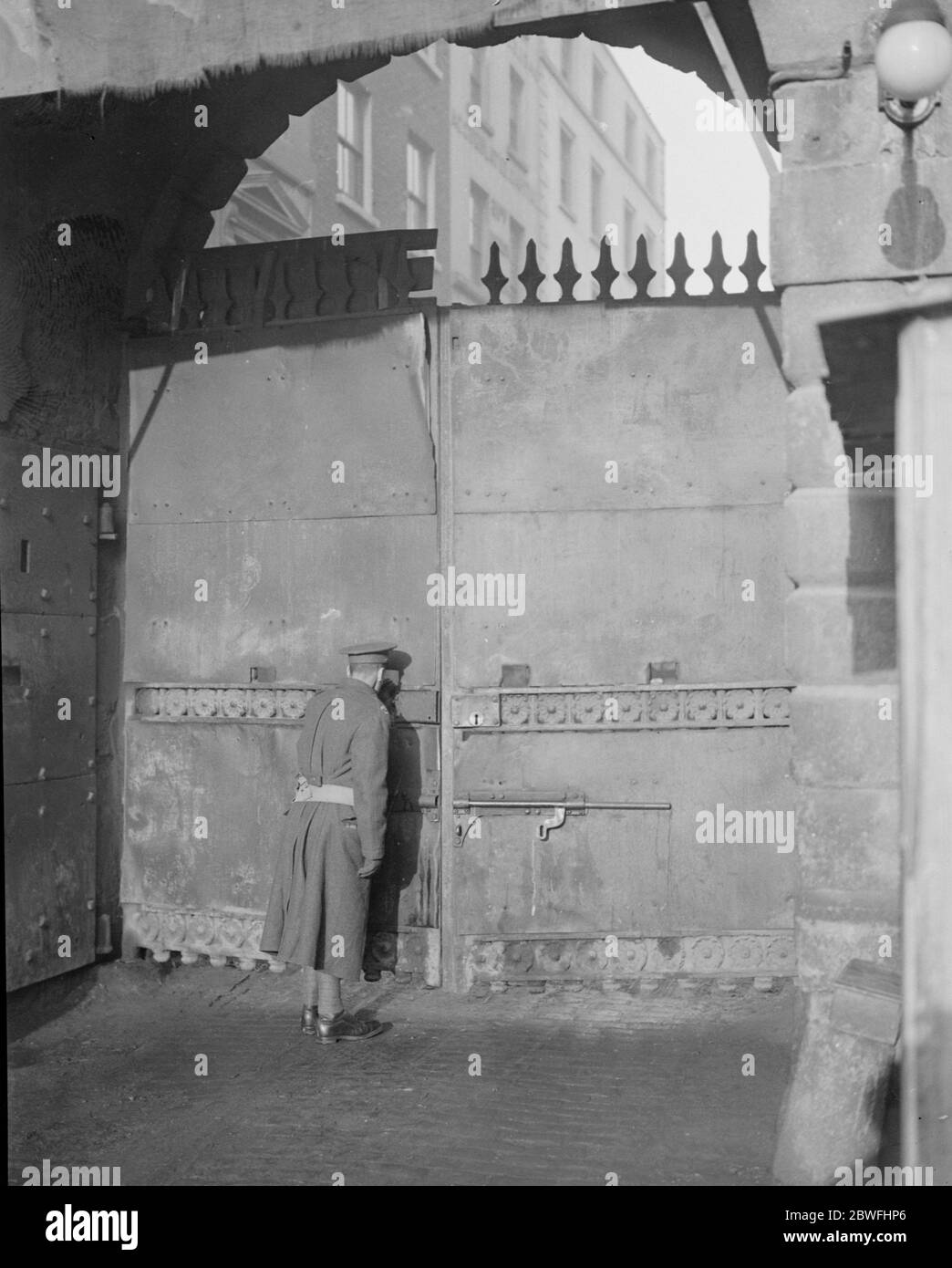Historic Dublin Scenes . Provisional Government of Southern Ireland take over control of Dublin Castle . The main gate at the castle , armoured and loopholed , showing an English sentry on guard . He is watching for the arrival of the cars containing the members of the Irish Free State Provisional Government . 17 January 1922 17 January 1922 Stock Photo