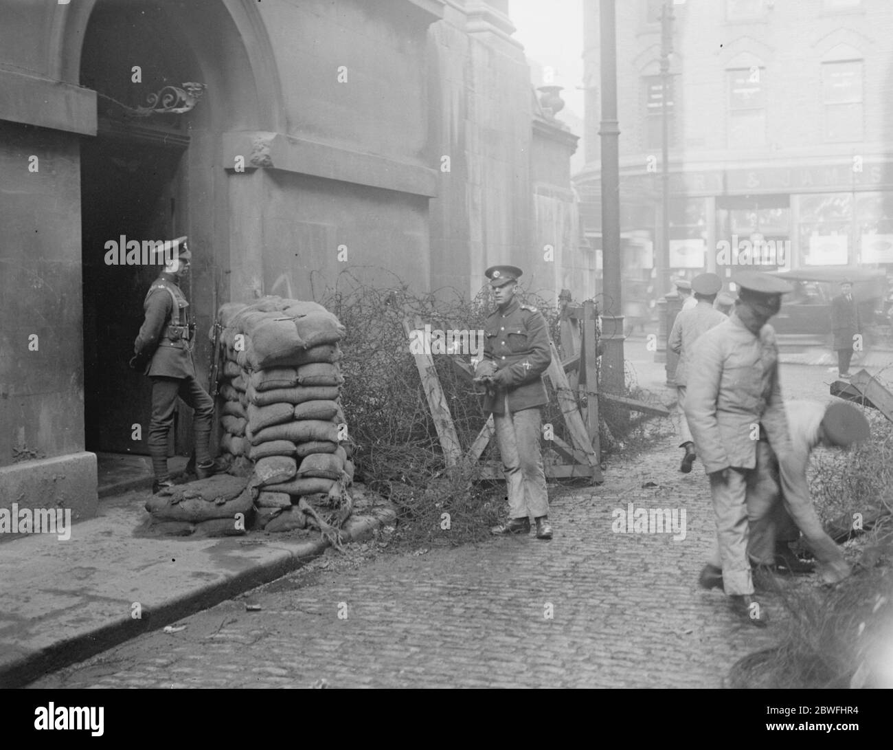 Historic Dublin Scenes . Provisional Government of Southern Ireland takes over control of Dublin Castle . Troops removing the barbed wire from an approach to the castle . 17 January 1922 Stock Photo