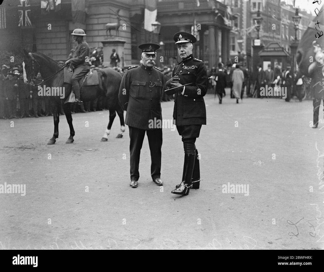 The Great Victory March . General Sir Neville Macready , Chief Commander of the Metropolitan Police , watching the troops assemble in Hyde Park . 19 July 1919 Stock Photo