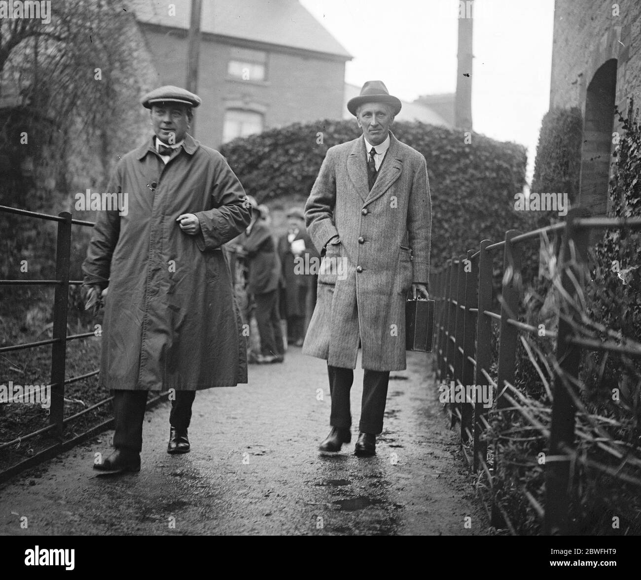 The hay poison case . Mr Matthews ( on right ) Solicitor for Major Armstrong arriving . 9 January 1922 Stock Photo