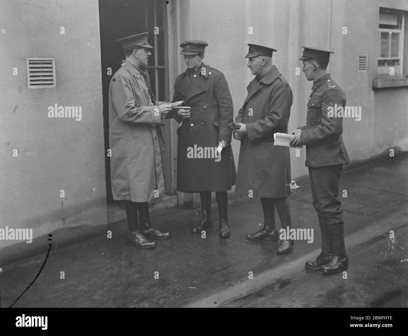 British troops evacuate Ireland . Dublin Scenes - British army officer handing over orders at Vice Regal Lodge to the Irish Free State officer . 15 December 1922 Stock Photo